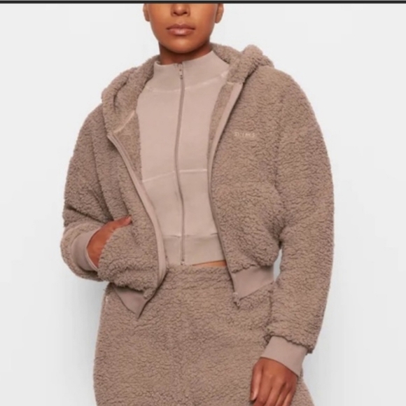 14. NWT SKIMS COZY KNIT TEDDY CROP FULL ZIP HOODIE IN DESERT SIZE XXS - Picture 3 of 9